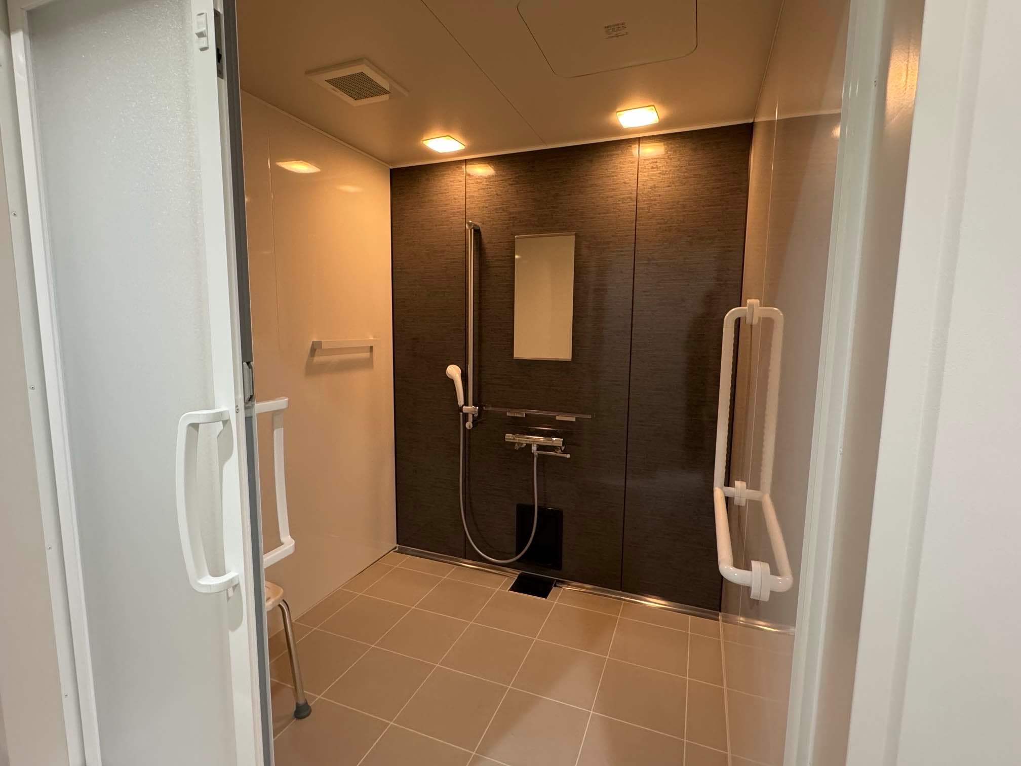 ⑨シャワールーム(控室としての利用可)